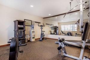 un gimnasio con máquinas de correr y espejo en Quality Inn & Suites Owasso US-169 en Owasso