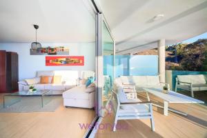 salon z białymi meblami i stołem w obiekcie weforyou Sea Views Fuengirola 5 Wave w mieście Fuengirola +37 zdjęć
