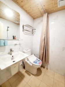 竹山鎮にある挈客茵民宿のバスルーム(トイレ、洗面台付)