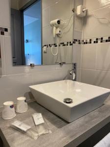 a bathroom with a sink, toilet and bathtub at Relais des Iles chambres d'hôtes in Agen