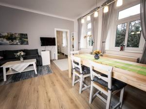 eine Küche und ein Wohnzimmer mit einem Tisch und Stühlen in der Unterkunft ►Top Wohnung Nähe Porsche, Flughafen, Messe & BMW◄ in Leipzig