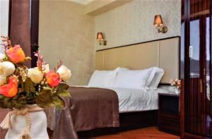 Rúm í herbergi á Hotel King David Bakuriani