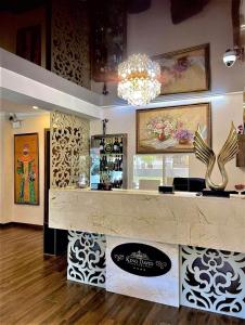 Hotel King David Bakuriani في باكورياني: بار في غرفة مع كونتر مع لوحات