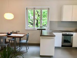 a kitchen with a table and a window at Gerwies-Hof in Bronzolo