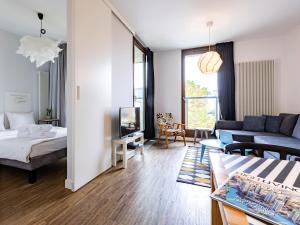 een woonkamer met een bed en een bank bij Kolejowa ApartHotel in Warschau