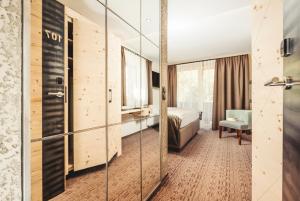 Postel nebo postele na pokoji v ubytování Hotel Bergkristall Zillertal - Adults Only