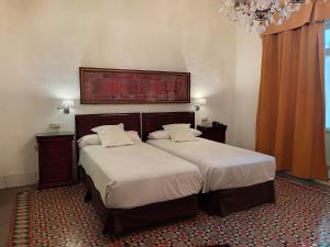 Posteľ alebo postele v izbe v ubytovaní Hotel Simon