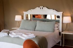 een slaapkamer met een wit bed en handdoeken bij Oakron at Patatsfontein Stay in Montagu