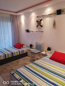 TŭnkovoにあるАпартамент Съни Дей6のベッドルーム1室(ベッド2台、椅子付)