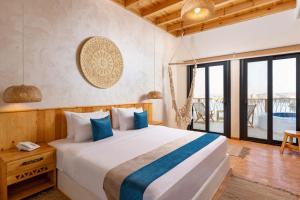 سرير أو أسرّة في غرفة في Benben by Dhara Hotels - Adults Only