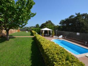 een achtertuin met een zwembad en een prieel bij Villa valen montbarbat costa brava in Maçanet de la Selva