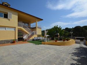 een huis met een patio en een trap bij Villa valen montbarbat costa brava in Maçanet de la Selva