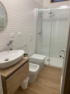 uma casa de banho com um lavatório, um WC e um chuveiro em Palma Salentina em Lizzano