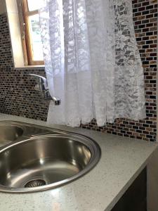 NewlandsにあるStonebass Lodgeの窓のあるキッチンのステンレス製シンク +9枚の写真