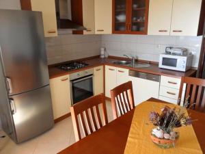 Kuchyňa alebo kuchynka v ubytovaní Apartment in Sucuraj with sea view, terrace, air conditioning, WiFi 3354-1