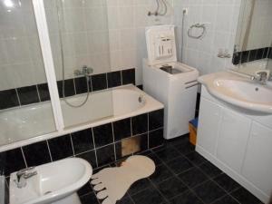 Kúpeľňa v ubytovaní Apartment in Sucuraj with sea view, terrace, air conditioning, WiFi 3354-1