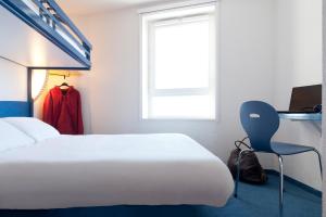 Cama ou camas em um quarto em ibis budget Amboise