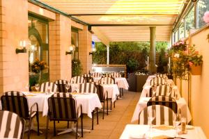 Reštaurácia alebo iné gastronomické zariadenie v ubytovaní Hotel Conti Dietikon