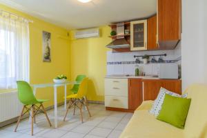 Kuchyňa alebo kuchynka v ubytovaní Holiday apartment in Okrug Gornji with terrace, air conditioning, WiFi 3436-1