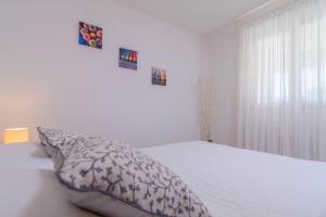 Posteľ alebo postele v izbe v ubytovaní Holiday apartment in Okrug Gornji with terrace, air conditioning, WiFi 3436-1 + 37 fotografií