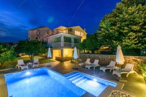 Bazén v ubytovaní Holiday apartment in Okrug Gornji with terrace, air conditioning, WiFi 3436-1 alebo v jeho blízkosti