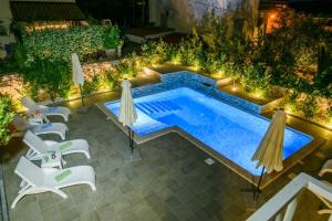 Bazén v ubytovaní Holiday apartment in Okrug Gornji with terrace, air conditioning, WiFi 3436-1 alebo v jeho blízkosti