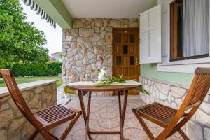 Patio alebo iná vonkajšia časť ubytovania Holiday apartment in Okrug Gornji with terrace, air conditioning, WiFi 3436-1