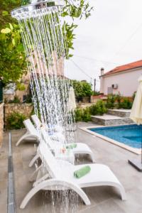 Bazén v ubytovaní Holiday apartment in Okrug Gornji with terrace, air conditioning, WiFi 3436-1 alebo v jeho blízkosti