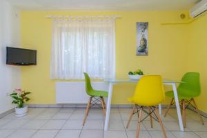 Televízia a/alebo spoločenská miestnosť v ubytovaní Holiday apartment in Okrug Gornji with terrace, air conditioning, WiFi 3436-1
