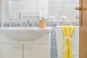 Kúpeľňa v ubytovaní Holiday apartment in Okrug Gornji with terrace, air conditioning, WiFi 3436-1