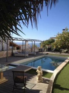 a small swimming pool with a statue next to a bench at Pool House in Palma de Mallorca