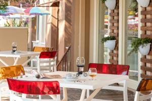 einen Tisch und Stühle auf einer Terrasse mit Weingläsern in der Unterkunft Club Paradiso Hotel & Resort in Alanya