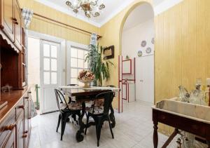 a kitchen with a table and a sink at Casa Clásica en Santa Cruz Palma in Santa Cruz de la Palma