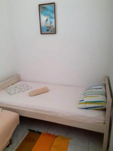 uma cama num quarto com uma almofada em Josip 2 Gajac em Novalja