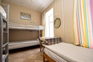 Pokój z 2 łóżkami piętrowymi i oknem w obiekcie Missis Hudson w Petersburgu