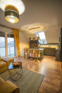 uma sala de estar com uma mesa e um sofá em Apartament w Cieplicach 6 Gold em Jelenia Góra
