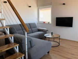 Televízia a/alebo spoločenská miestnosť v ubytovaní HvarLove Seaview Luxury