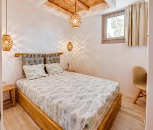 Un pat sau paturi într-o cameră la Villa Mila, Agios Prokopios beach, by NaxosVibe
