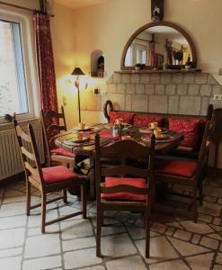 een woonkamer met een tafel en stoelen en een bank bij Domizil Hotel Düren "Kastanienhof" in Düren - Eifel