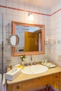 uma casa de banho com um lavatório e um espelho em Winterstellgut em Annaberg im Lammertal