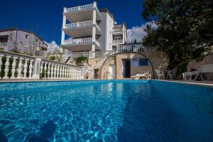 Bazén v ubytování Apartment in Crikvenica with sea view, balcony, air conditioning, WiFi 3492-9 nebo v jeho okolí