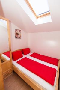 Postel nebo postele na pokoji v ubytování Apartment in Crikvenica with sea view, balcony, air conditioning, WiFi 3492-9