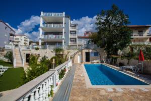 Bazén v ubytování Apartment in Crikvenica with sea view, balcony, air conditioning, WiFi 3492-9 nebo v jeho okolí
