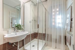 un baño con lavabo y ducha en Casa Piccionaia, Luxury Home with Free Private Parking inside Lucca, en Lucca 24 fotos más