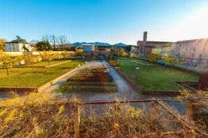 una vista de un parque con árboles y edificios en Casa Piccionaia, Luxury Home with Free Private Parking inside Lucca, en Lucca