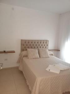 サン・ラファエルにあるAl Mare II Apart Boutiqueのベッドルーム1室(白いベッドカバー付きの大型ベッド1台付)