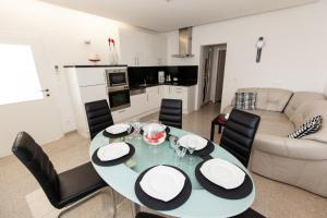 Kuchyňa alebo kuchynka v ubytovaní Apartment in Crikvenica with sea view, terrace, air conditioning, WiFi 3492-10