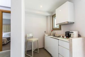 A kitchen or kitchenette at Aqua Oliva Resort Syvota