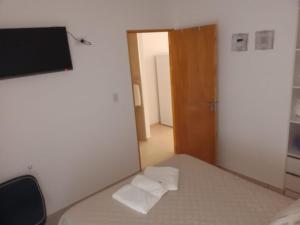 サン・ラファエルにあるAl Mare II Apart Boutiqueのベッドルーム1室(ベッド1台、壁掛けテレビ付)