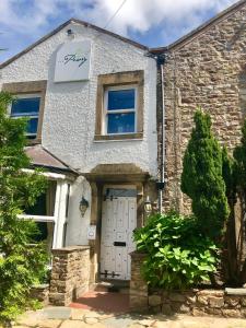 The Priory في Scorton: بيت حجري به باب ولافتة عليه +12 صورة